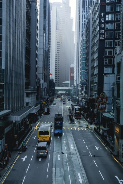 建筑物之间道路上的车辆通行人